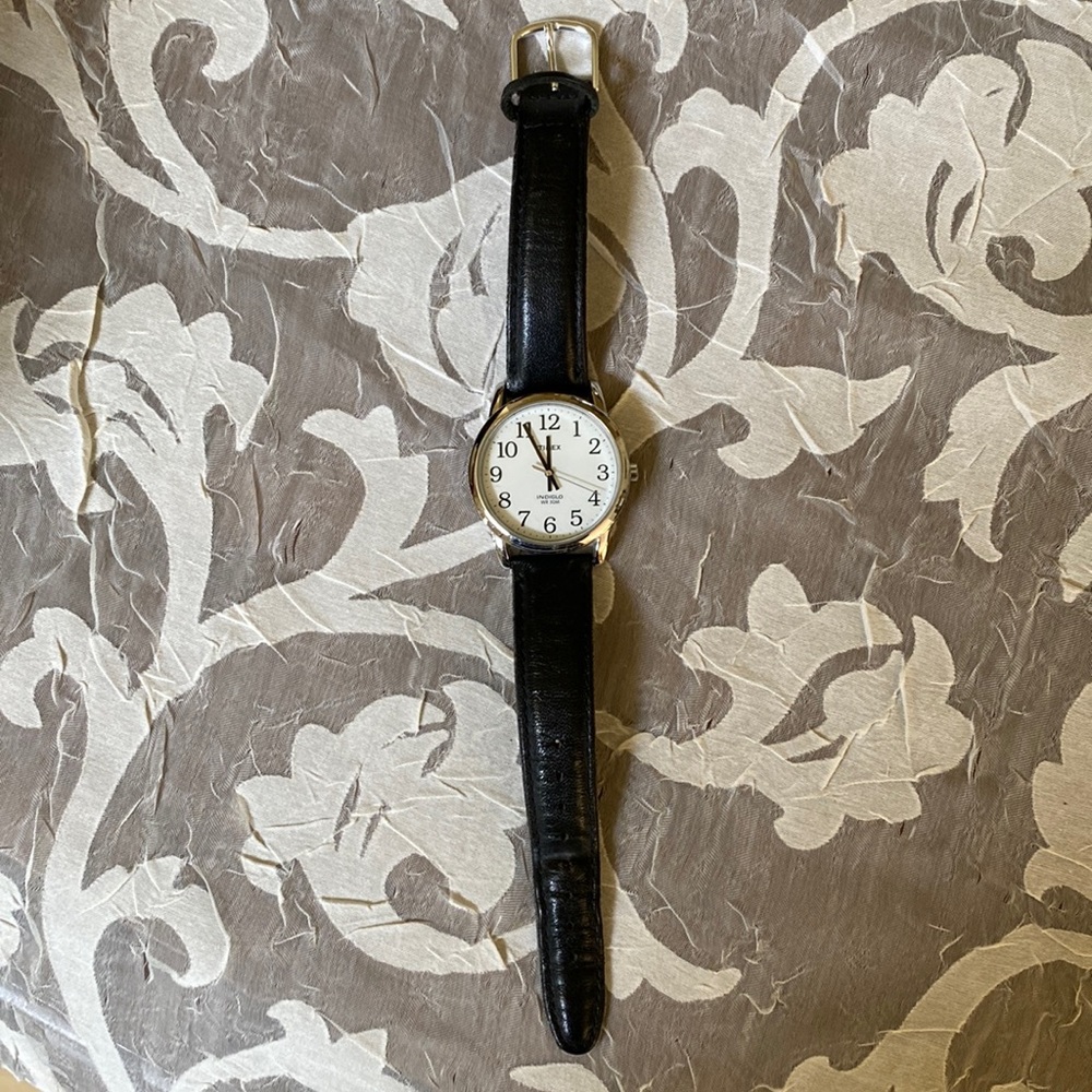 Timex Easy Reader 35mm classic leather strap watch.